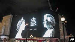 ကွယ်လွန်သူ ဒုတိယမြောက် ဗြိတိန်ဘုရင်မကြီး အဲလဇ္ဇဘက်ရဲ့ ရုပ်ပုံလွှာ။