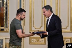 美国国务卿安东尼·布林肯(右)于2022年9月8日在基辅会见乌克兰总统泽连斯基。