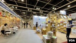 主办单位表示,今届Mega Show的规模大幅萎缩至新冠疫情前的八分之一,只有450个参展商、大约700个摊位,估计买家可能铅减9成到只有2、3千人左右。有参展商表示,展会气氛相当冷淡 (美国之音/汤惠芸)