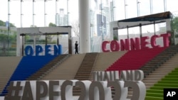 2022年11月14日,一名警察走在泰国曼谷亚太经合组织(APEC)的标志附近。 (美联社照片)