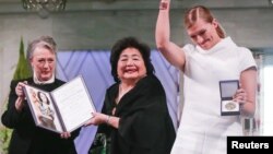 诺贝尔奖评审委员会的莱斯-安德森在挪威奥斯陆市政厅向广岛原子弹幸存者节子·瑟洛和国际废除核武器运动负责人贝亚特丽斯·菲恩颁发诺贝尔和平奖。(2017年12月10日)