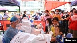 中国广州卫生当局在一个体育场设立临时新冠检测站(路透社2021年5月30日)