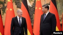 资料照:中国国家主席习近平在北京人大会堂会晤到访的德国总理朔尔茨。(2022年11月4日)