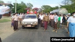 ကဗျာဆရာ ခက်သီရဲ့ ဈာပန ထောင်နဲ့ချီတဲ့ ပြည်သူတွေ လိုက်လံပို့ဆောင် (ဓါတ်ပုံ- Moe Kyaw Thein)