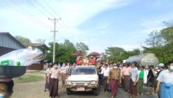 ကဗျာဆရာ ခက်သီရဲ့ ဈာပန ထောင်နဲ့ချီတဲ့ ပြည်သူတွေ လိုက်လံပို့ဆောင် ကဗျာဆရာ ခက်သီရဲ့ ဈာပန ထောင်နဲ့ချီတဲ့ ပြည်သူတွေ လိုက်လံပို့ဆောင်