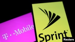 T-Mobile(左)和Sprint(右)标志的智能手机