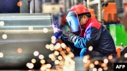 中国山东省青州市一家工厂的工人在做工。(2023年11月30日)