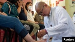 Maundy Thursday သန့်ရှင်းသော ကြာသပတေးနေ့ကြီးအတွင်း ဖိလစ်ပိုင်နိုင်ငံ မနီလာမြို့မှာ ကက်သလစ်ဘုန်းကြီး Flavie Villanueva က အမျိုးသမီးတဦးရဲ့ ခြေထောက်ကို ဆေးကြောသန့်စင်ပေးနေစဉ် (ဧပြီ ၆၊ ၂၀၂၃)