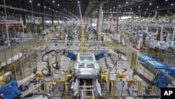 越南海防市的一家汽车公司Vinfast 的使用机器人制造汽车外壳的自动化车间。资料照( 2023年9月)