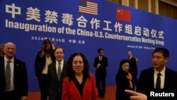 美国白宫禁毒代表团团长、总统副助理兼国土安全部副顾问珍·达斯卡尔(Jen Daskal 中)在北京钓鱼台国宾馆出席“中美禁毒合作工作组启动仪式”。(2024年1月30日)