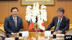 日本自民党干事长茂木敏充在东京会晤到访的台湾行政院副院长郑文灿(左)。(2023年6月28日)