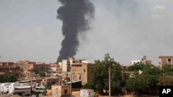 苏丹激战继续,黑烟从喀土穆升起。(2023年6月8日)