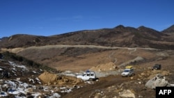 这张拍摄于2021年12月4日的照片显示,在前往位于印度阿鲁纳恰尔邦塔旺地区、毗邻中国的实际控制线(LAC)附近,又称圣水瀑布(Chumi Gyatse Falls)的途中,游客驾车行驶在一条公路上。