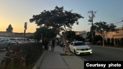 洛杉矶华人区丁胖子广场:每天都有走线来的人在这里聊天