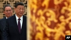 中国领导人习近平和总理李强步入北京人大会堂。(2024年6月28日)