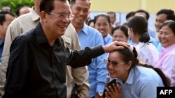 ကမ္ဘောဒီးယား ဝန်ကြီးချုပ်ဟောင်း ဟွန်ဆန် အထက်လွှတ်တော် ရွေးကောက်ပွဲ မဲလာပေးစဥ်။ Feb. 25, 2024.