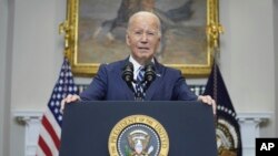 အမေရိကန်သမ္မတ Joe Biden က အကျဥ်းကျခံနေစဥ်သေဆုံးသွားတဲ့ ရုရှားအတိုက်အခံခေါင်းဆောင် Alexey Navalny နဲ့ပတ်သက်လို့ အိမ်ဖြူတော်ကနေ မှတ်ချက်စကားပြောကြားစဥ်။ (ဖေဖေါ်ဝါရီ ၁၆၊ ၂၀၂၄)