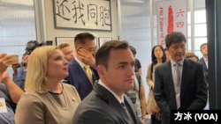 美国众议院与中共战略竞争特设委员会主席麦克·加拉格尔(Rep. Mike Gallagher, R-WI)和该委员会的共和党籍成员辛森(Rep. Ashley Hinson, R-IA),参观了位于纽约的《六四纪念馆》 (美国之音/方冰)