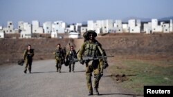 以色列士兵在戈兰高地一处营地进行城市作战训练。(2023年10月25日)