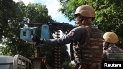 Tentara junta bersiap di atas kendaraan militer di Ouagadougou, Burkina Faso, pada 2 Oktober 2022. (Foto: Reuters/Vincent Bado)
