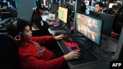 北京一家网吧里年轻人玩电游(2024年1月26日)