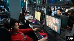 北京一家网吧里年轻人正在玩电游。(2024年1月26日)