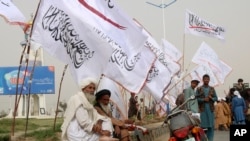 资料照片:2023年8月15日,阿富汗塔利班在坎大哈纪念美国领导联军撤离阿富汗两周年。(美联社照片)