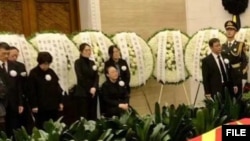 李克强遗体告别现场,其遗孀程虹女士由女儿和亲友陪伴坐在家属席。(网友转发图片)