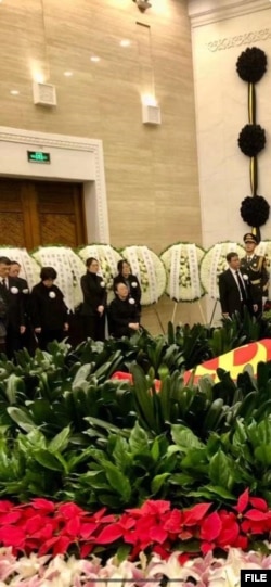 李克强遗体告别现场,其遗孀程虹女士由女儿和亲友陪伴坐在家属席。(网友转发图片)