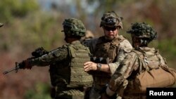 一名美国军人2023年3月31日培训菲律宾军人进行实弹射击。(路透社)