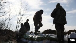 乌克兰军人在顿涅茨克地区距离阿夫迪夫卡不远的地方构筑工事。(2024年2月17日)
