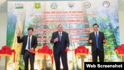 资料照 - 近年来美国和越南的关系不断改善。2023年4月17日至19日,美国农业部长汤姆·威尔萨克对越南进行了访问。媒体报道说,拜登总统也将在参加G-20会议之后访问越南。