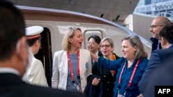 资料照 - 负责政治事务的美国助理国务卿维克多莉亚·纽兰(右)同负责安全政策、北美、英国事务并兼欧洲自由贸易协会主任的联邦德国外事办主任乔文·贝尔曼(Tjorven Bellmann)(左)打招呼。一行人2023年4月16日在东京乘火车出席G7外长会议。