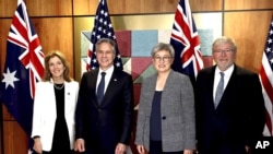 资料照:2023 年 7 月 28 日,(左起)时任美国驻澳大利亚大使卡罗琳·肯尼迪(Caroline Kennedy)、美国国务卿安东尼-布林肯(Antony Blinken)、澳大利亚外交部长黄英贤(Penny Wong)和澳大利亚前总理、澳大利亚驻美国大使陆克文(Kevin Rudd)在澳大利亚布里斯班举行双边会谈前合影。