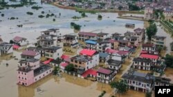 中国江西省九江的洪水淹了城镇和街道。(2024年7月2日)