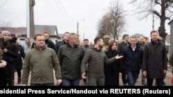 乌克兰总统泽连斯基陪同斯洛文尼亚和摩尔多瓦等国的领导人访问基辅郊外解放一周年的布查。(2023年3月31日)