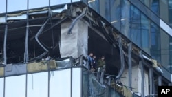 2023年7月30日,在据报莫斯科发生无人机袭击事件后,调查人员正在检查莫斯科市商业区一座受损的摩天大楼。