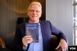 戴大为手持他的新书《自由被毁:对香港自由价值和制度的攻击》 (美国之音/郑乐捷)