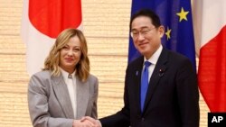 2024年2月5日,意大利总理梅洛尼和日本首相岸田文雄在东京日本首相官邸举行的日意双边会晤中合影。(美联社照片)