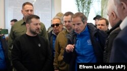 乌克兰总统泽连斯基在在乌克兰南部的扎波罗热市会晤到访的联合国原子能机构总干事拉斐尔·马里亚诺·格罗西。 (2023年3月27日)