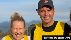 这张未注明日期的照片显示的是丹尼尔·杜根(右,Daniel Duggan)和他的妻子萨夫林。前美国军事飞行员杜根因美国指控他非法训练中国飞行员而举行的引渡听证会于2023年7月25日推迟。照片由美联社提供。