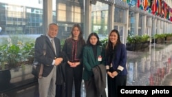 身处美国的民主派人士与美国国务院官员会面,包括“香港议会”筹委袁弓夷(左一)、美国国际民主协会(National Democratic Institute)职员邵岚(左二)、香港民主委员会(Hong Kong Democracy Council)执行总监郭凤仪(右二)、与香港自由委员会基金会(The Committee for Freedom in Hong Kong Foundation)政策和倡议专员许颖婷(右一) (照片来源:香港民主委员会)