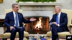 资料照:美国总统拜登在白宫椭圆办公室会晤到访的多米尼加总统路易斯·阿比纳德尔(Luis Abinader)。(2023年11月2日)