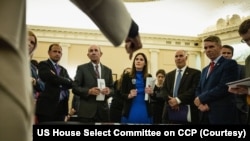 美国国会众议院美国与中共战略竞争特设委员会2023年4月19日在委员会进行台海冲突兵棋推演。图为委员会成员在兵棋推演桌前讨论。(众议院美中战略竞争委员会提供)