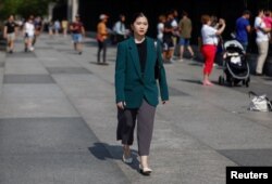 被香港当局通缉的香港民主委员会(HKDC)执行总监郭凤仪在美国华盛顿白宫附近的街道上行走。(2023年7月10日)