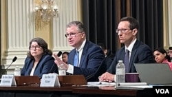 美国国防部负责印太安全助理部长拉特纳(右)、国务院主管亚太事务助理国务卿康达(中)和商务部负责出口管制助理部长肯德勒(左)周四出席国会众议院美国与中国共产党战略竞争特设委员会听证会。(2023年7月20日,美国之音记者李逸华摄)