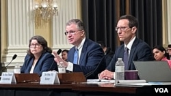 美国国防部负责印太安全助理部长拉特纳(右)、国务院主管亚太事务助理国务卿康达(中)和商务部负责出口管制助理部长肯德勒(左)出席众议院美国与中共战略竞争特设委员会听证会。(2023年7月20日,美国之音记者李逸华摄)