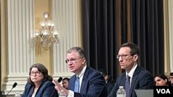 美国国防部负责印太安全助理部长伊莱·拉特纳(右)、国务院主管亚太事务助理国务卿康达(中)、和商务部负责出口管制助理部长西娅·罗兹曼·肯德勒(左)周四出席国会众议院中国特设委员会听证会,针对拜登政府的中国战略接受议员质询。(2023年7月20日,美国之音记者李逸华摄)