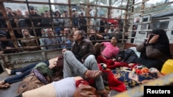 受伤的巴勒斯坦人被送往加沙地带南部汗尤尼斯的纳赛尔医院。(2023年12月5日)