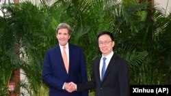 资料照片:中国国家副主席韩正在北京会晤到访的美国气候特使克里。(2023年7月19日)